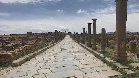 #Timgad - Cardo Maximus - #Aurès  sauvegardée par le sable et l'oubli