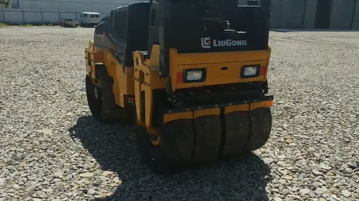 Тротуарный каток LiuGong 6032E массой 3 400 кг.